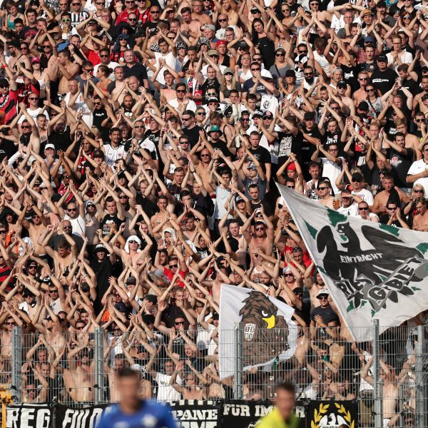 Der Eintracht-Fanblock in Darmstadt hat sich beim Hessen-Derby ganz auf die Stimmung konzentriert. 