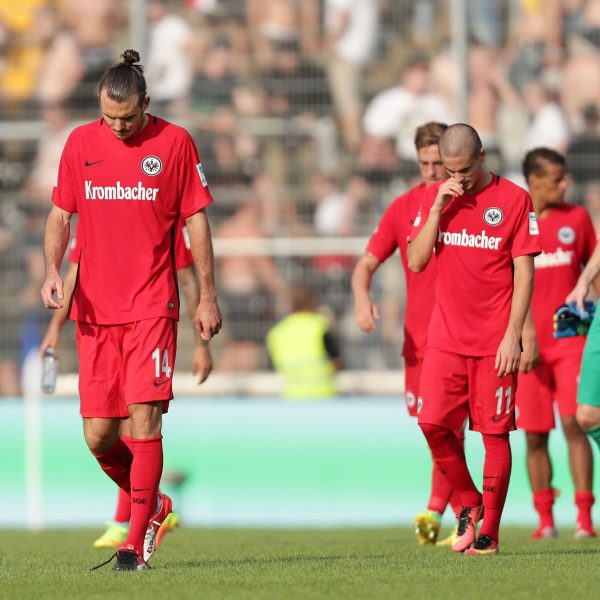 Enttäuschte Frankfurter Spieler nach Spielende. 