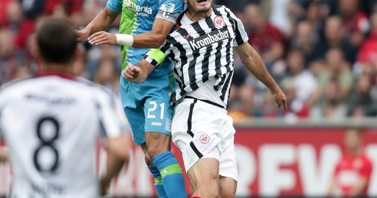 Alexander Meier im Kopfballduell mit Ömer Toprak.