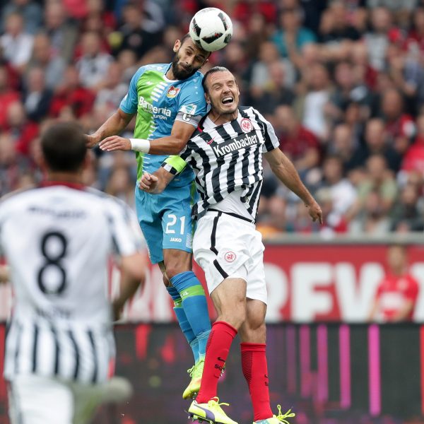 Alexander Meier im Kopfballduell mit Ömer Toprak.