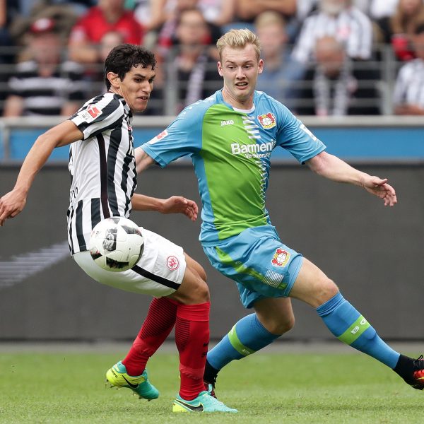 Jesus Vallejo lässt bislang - hier im Duell mit Julian Brandt - nichts anbrennen.