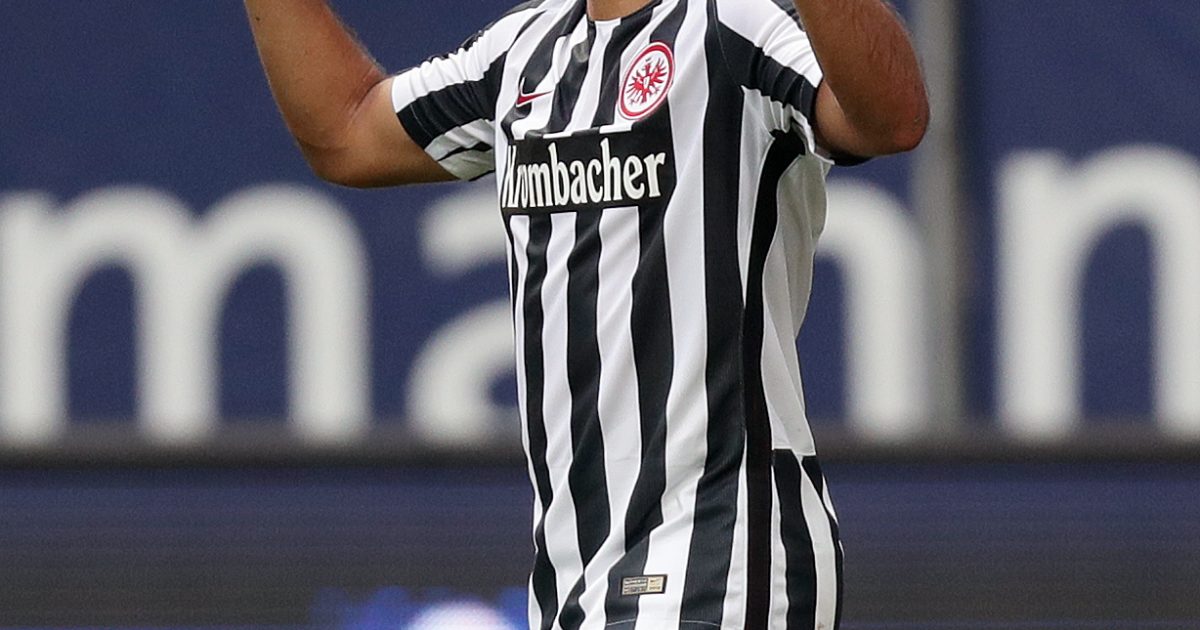 Nach dem Tor zum 2:1 bedankt sich Marco Fabián für den Beistand von oben. 