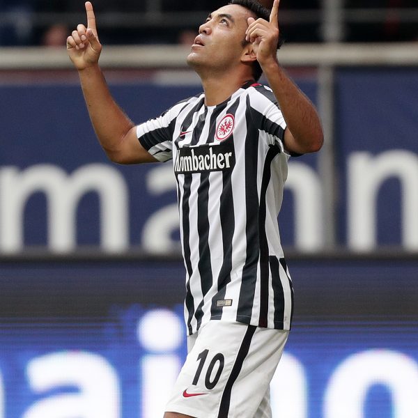 Nach dem Tor zum 2:1 bedankt sich Marco Fabián für den Beistand von oben. 