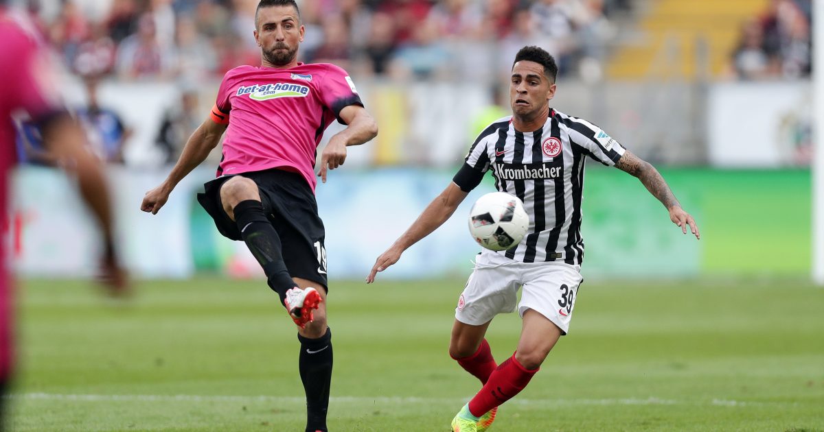 Omar Mascarell hier im Duell mit Vedad Ibisevic, der den Führungstreffer erzielte.