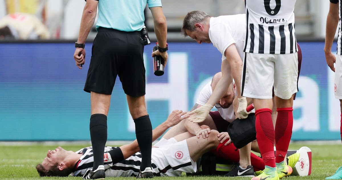 Abwehrchef David Abraham musste gegen Hertha BSC verletzt ausgewechselt werden.