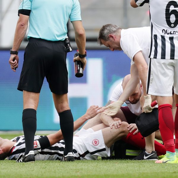 Abwehrchef David Abraham musste gegen Hertha BSC verletzt ausgewechselt werden.