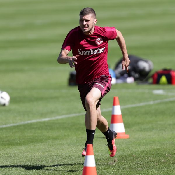 Ante Rebic trainiert heute schon wieder individuell-eine vollständige Rückkehr ins Mannschaftstraining ist aber noch nicht terminiert. 