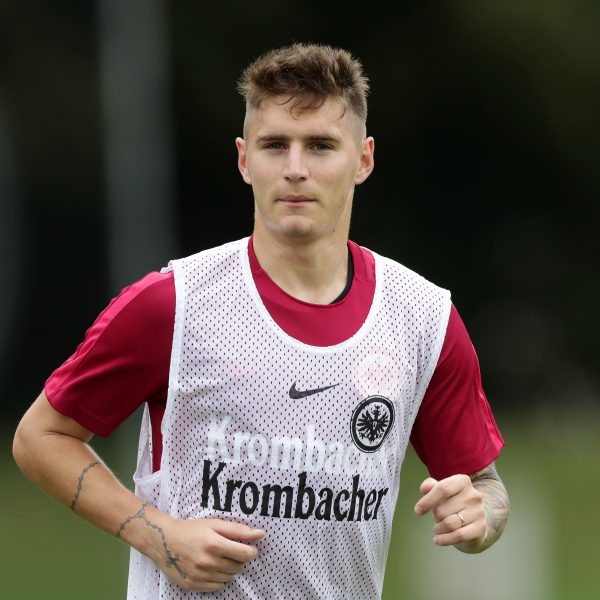 Guillermo Varela wird der Eintracht lange fehlen und vorerst das Trainingsleibchen im Schrank lassen müssen. 
