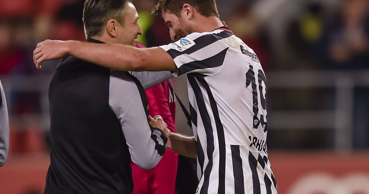 Niko Kovac freut sich nach dem Sieg gegen den FC Ingolstadt zusammen mit David Abraham über wichtige drei Punkte. (Foto: Imago/Schiffmann).