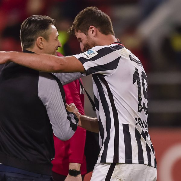 Niko Kovac freut sich nach dem Sieg gegen den FC Ingolstadt zusammen mit David Abraham über wichtige drei Punkte. (Foto: Imago/Schiffmann).