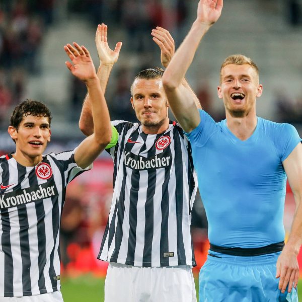 Jesus Vallejo, Alexander Meier und Lukas Hradecky freuen sich über den Auswärtssieg (imago/Eibner)