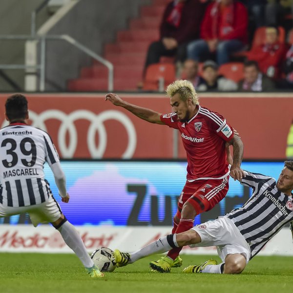 David Abraham packt unter Beobachtung von Omar Mascarell (li.) die Grätsche gegen Ingolstadts Dario Lezcano aus. (Foto: Imago/Schiffmann)