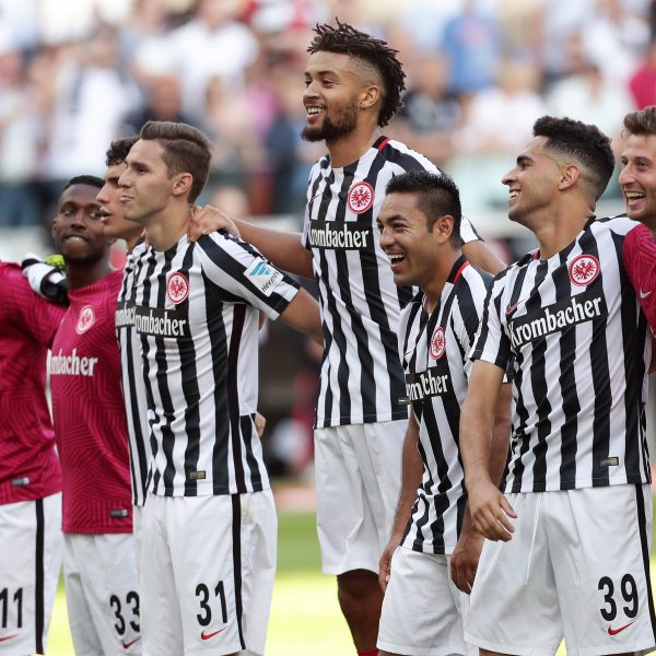 Die Mannschaft feiert ausgelassen nach dem späten Ausgleichstreffer durch Michael Hector.