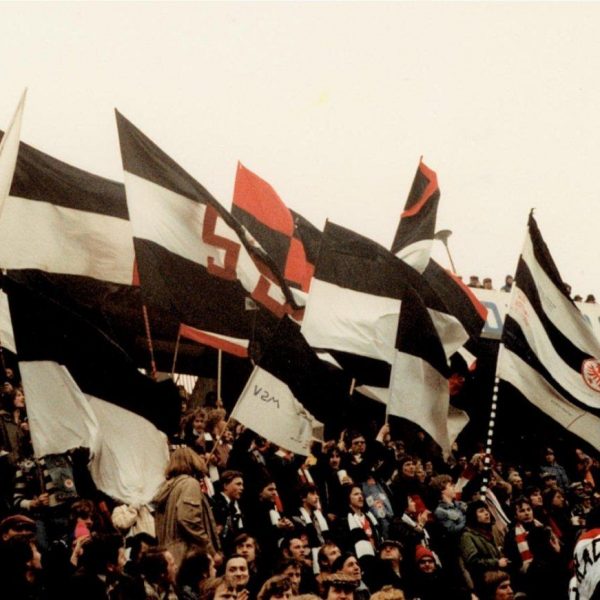 Eintracht-Fans unterstützen ihre Mannschaft am 19. März 1980 beim UEFA-Pokalspiel bei Zbrojovka Brünn (Foto: Edgar Glassner)