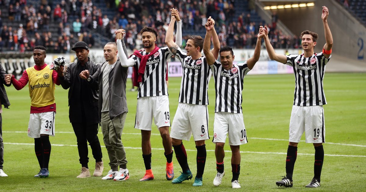 Nach dem 2:2-Unentschieden gegen Bayern München feiert die Mannschaft den Punktgewinn zusammen mit den Fans. 
