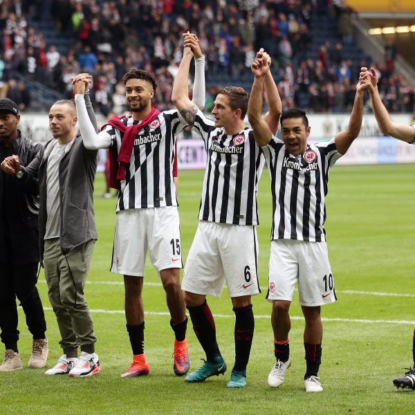 Nach dem 2:2-Unentschieden gegen Bayern München feiert die Mannschaft den Punktgewinn zusammen mit den Fans. 