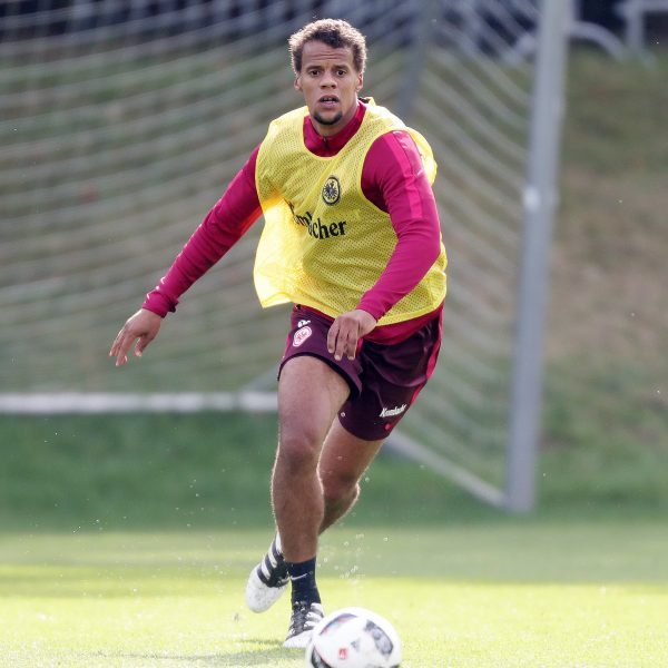 Timothy Chandler ist nach seiner Länderspielreise bereits wieder am Ball für die SGE.