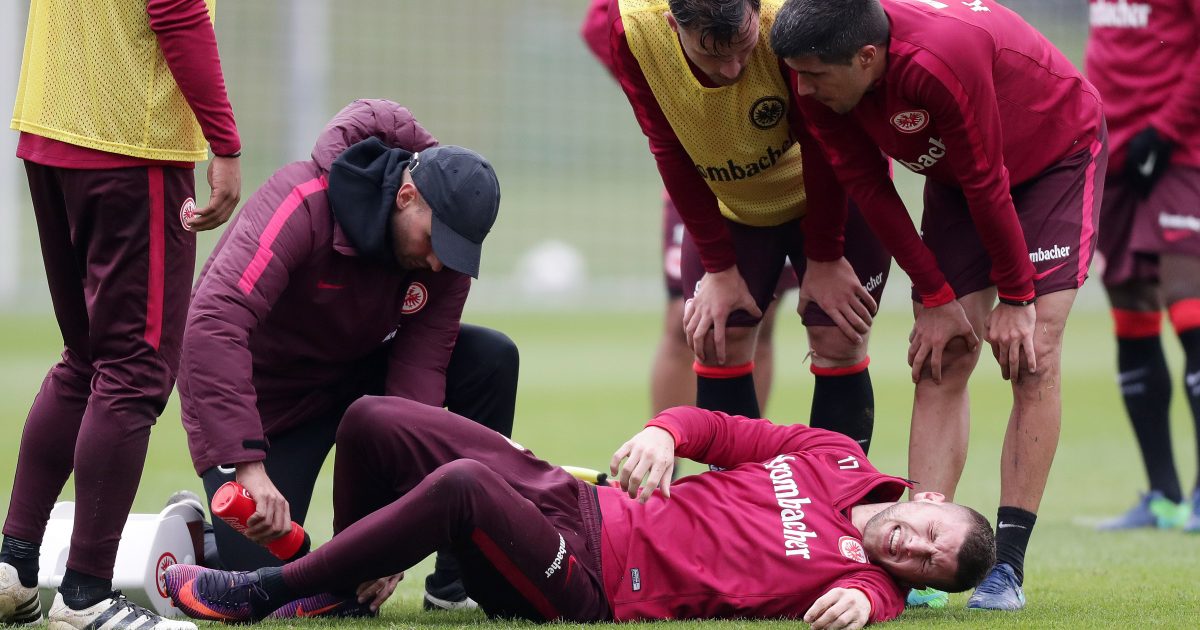 Ante Rebic verletzte sich heute während einem Trainingsspiel. Haris Seferovic und Slobodan Medojevic kümmerten sich um ihren Mannschaftskollegen.
