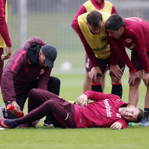 Ante Rebic verletzte sich heute während einem Trainingsspiel. Haris Seferovic und Slobodan Medojevic kümmerten sich um ihren Mannschaftskollegen.