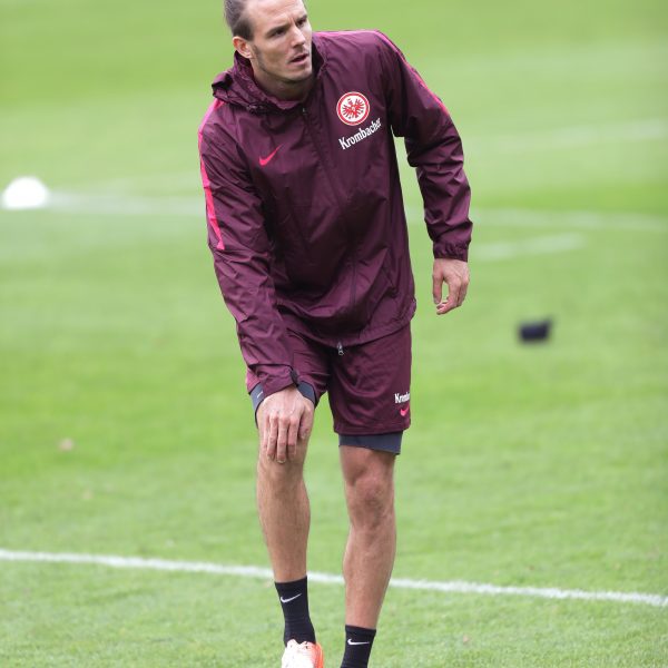 Eintracht-Kapitän Alex Meier ist nicht mit nach Mönchengladbach gereist, um an seiner Rückkehr ins Mannschaftstraining zu arbeiten.