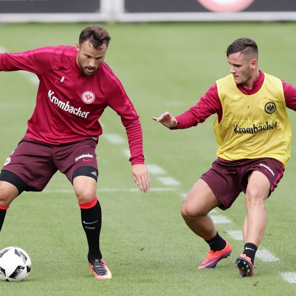 Zwei Nationalspieler der Schweiz im Zweikampf: Haris Seferovic (links) und Shani Tarashaj (rechts). 