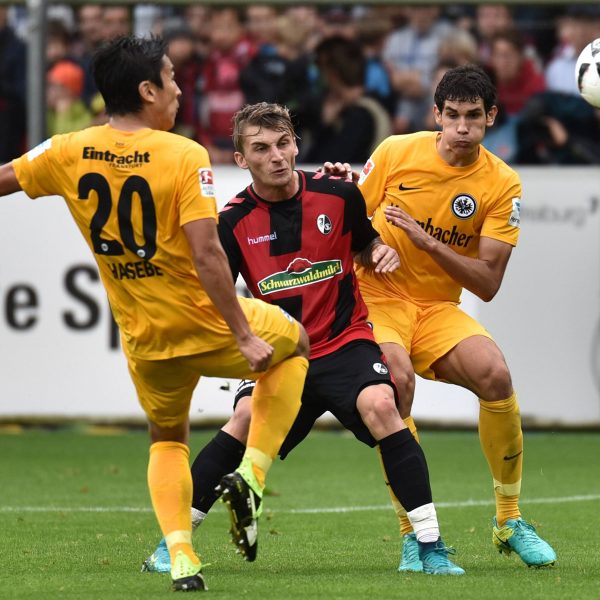 Auch Makoto Hasebe (li.) und Jesús Vallejo konnten das Freiburger Umschaltspiel nicht verhindern. 