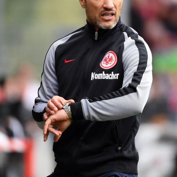Eintracht-Trainer Niko Kovac blickt auf die Uhr, jedoch kommen seine Umstellungen zu spät.(Foto: imago/Fotograf)