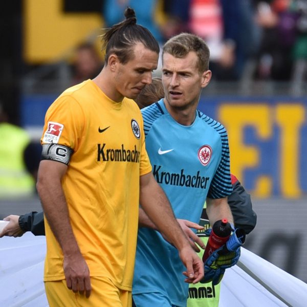 Den Frankfurter Spielern stand nach dem Abpfiff die Ernüchterung ins Gesicht geschrieben.(Foto: imago/Hübner)