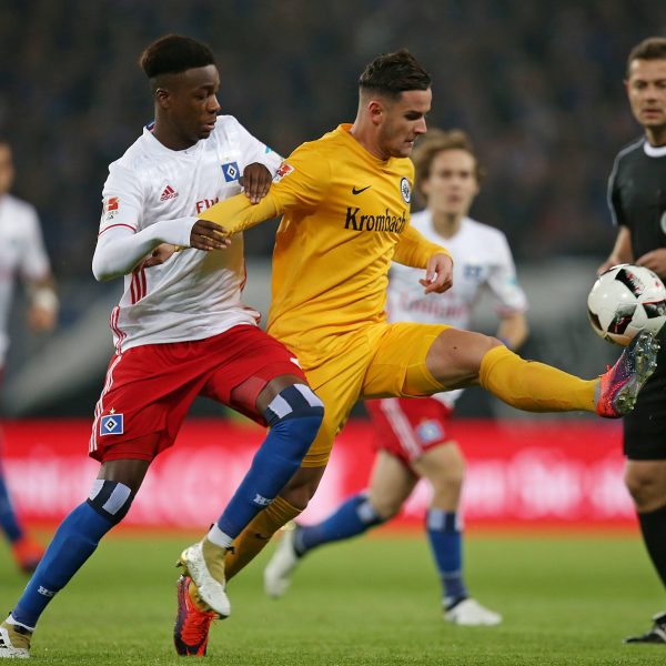 Der Hamburger Gideon Jung im Zweikampf mit Shani Tarashaj (Foto: imago/MIS)