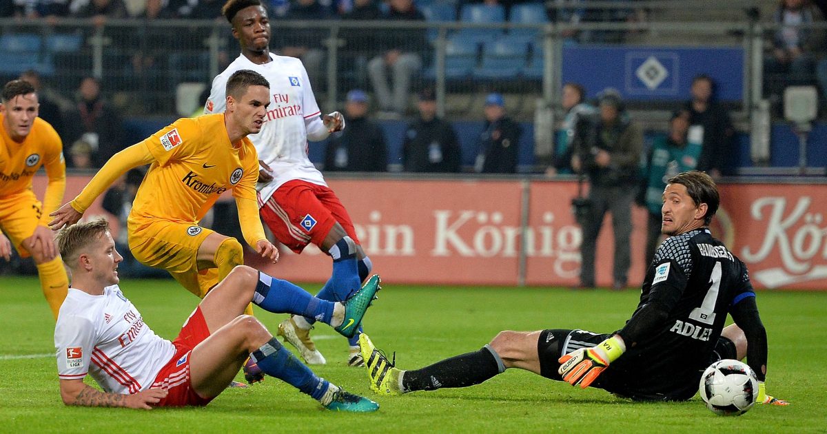 Lewis Holtby trifft zum 1:0 ins eigene Tor. Mijat Gacinovic muss nicht mehr eingreifen (Foto: imago/Jan Huebner)