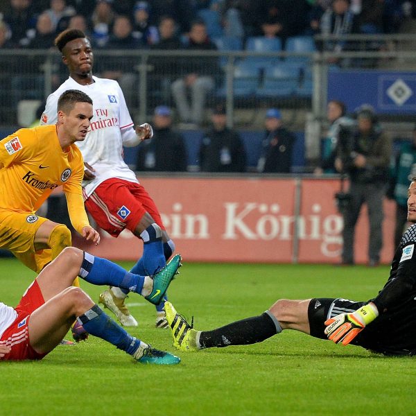 Lewis Holtby trifft zum 1:0 ins eigene Tor. Mijat Gacinovic muss nicht mehr eingreifen (Foto: imago/Jan Huebner)