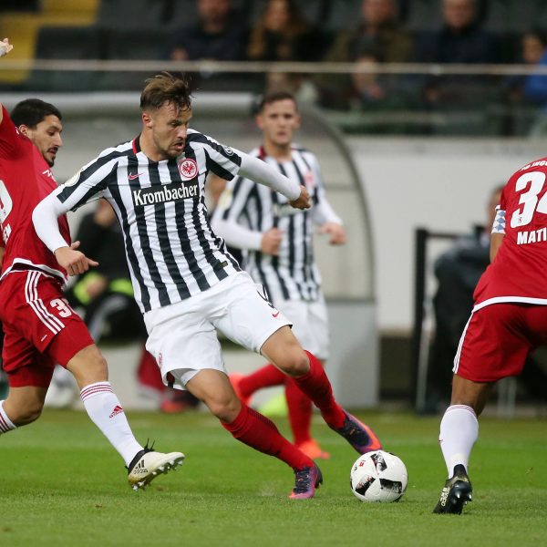 Seferovic hatte die bislang beste Chance des Spiels - mit dem schwächeren rechten Fuß knapp am Tor vorbei (Foto: imago/Thomas Frey)