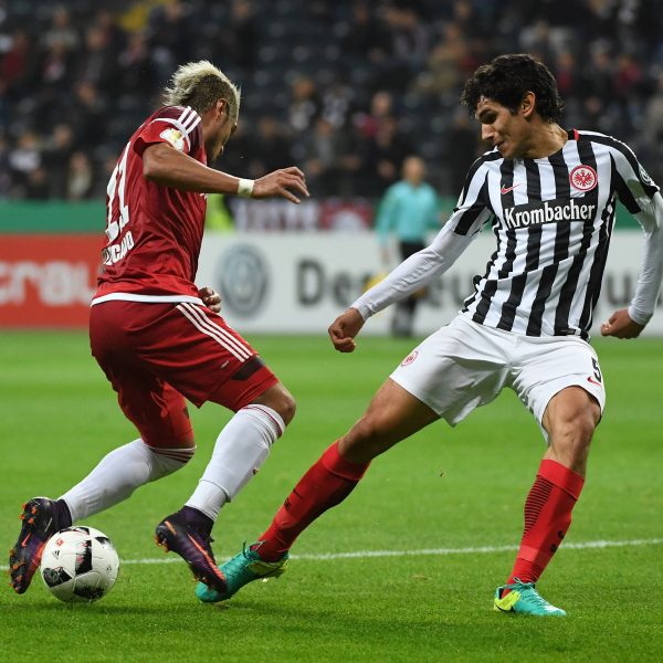 Dario Leczano hatte seine Müh und Not mit Jesús Vallejo. (Foto: imago/Jan Huebner)