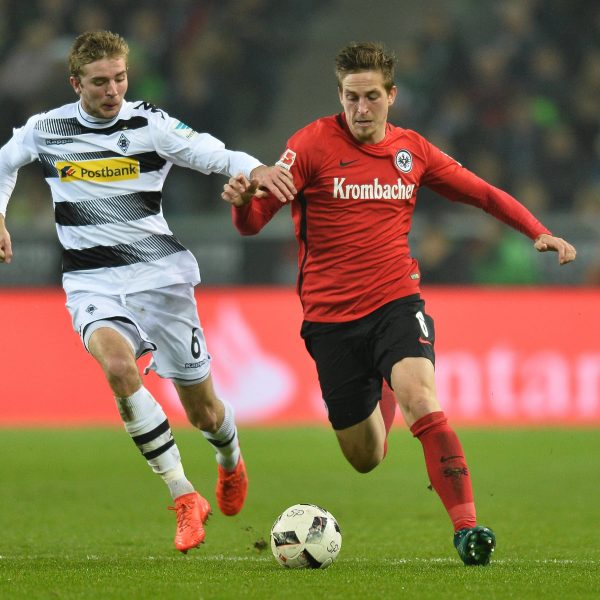 Über weite Phasen war es ein hart umkämpftes Spiel. Oczipka ist hier im Zweikampf mit Kramer. (Foto: imago/Jan Huebner)