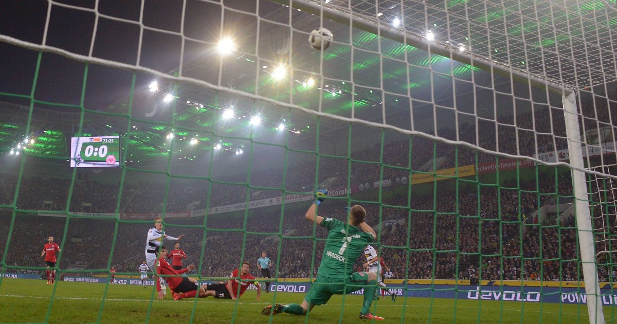Er war noch dran! Mit einem unglaublichen Reflex sichert Lukas Hradecky die Weisse Weste. (Foto: imago/Jan Huebner)