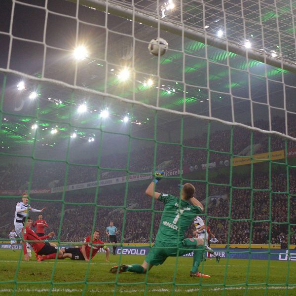 Er war noch dran! Mit einem unglaublichen Reflex sichert Lukas Hradecky die Weisse Weste. (Foto: imago/Jan Huebner)