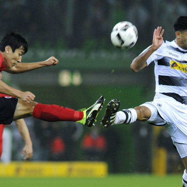 Hasebe spielte gegen Mönchengladbach auf ungewohnter Position. (Foto: imago/Uwe Kraft)