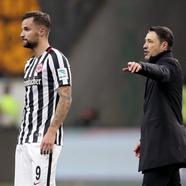 Der Moment, in dem Niko Kovac den Siegtorschützen gegen Borussia Dortmund einwechselt,.