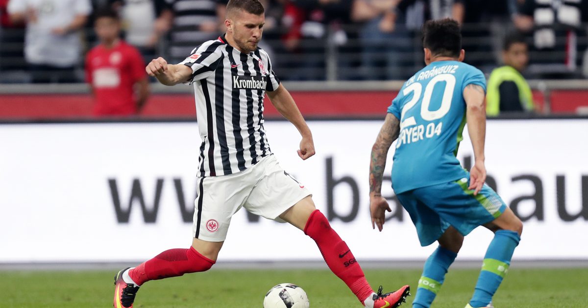 Ante Rebic (links, hier im Zweikampf mit Leverkusens Charles Aranguiz) würde auch nächste Saison gerne in Frankfurt spielen. 