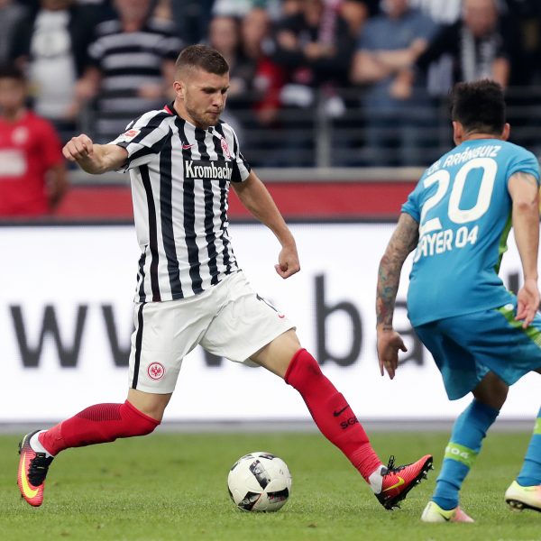 Ante Rebic (links, hier im Zweikampf mit Leverkusens Charles Aranguiz) würde auch nächste Saison gerne in Frankfurt spielen. 
