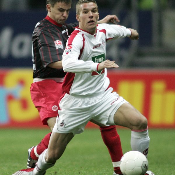 Lukas Podolski Vorne) sah im Duell gegen Alexander Vasoski keinen Stich.