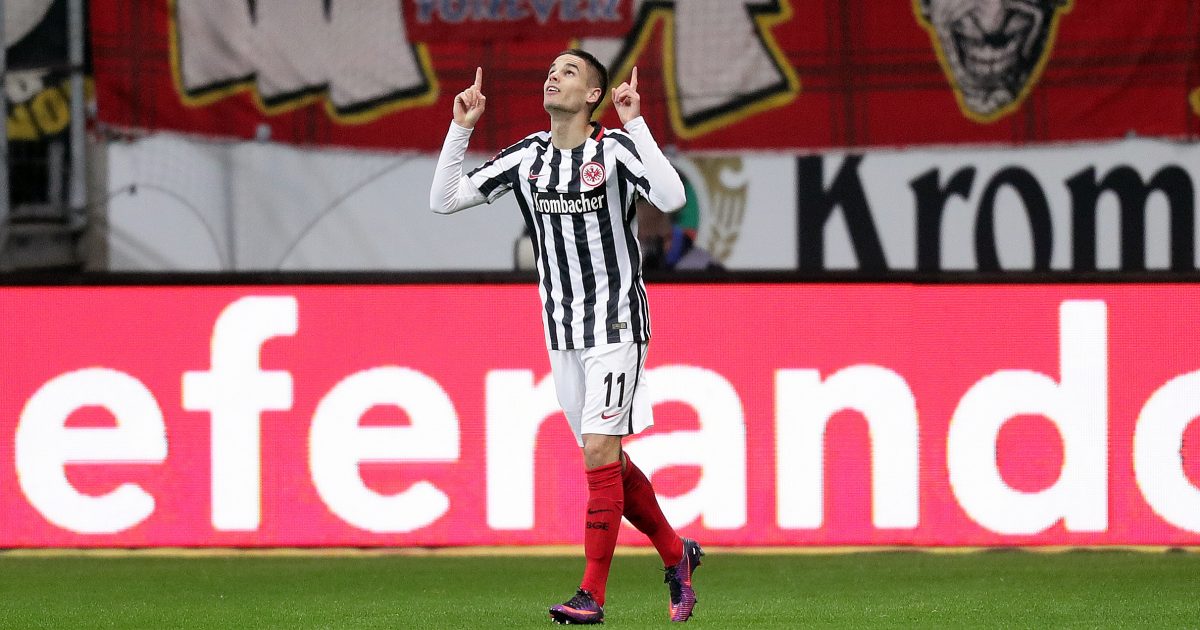 Mijat Gacinovic bejubelt sein Tor zum 1:0.