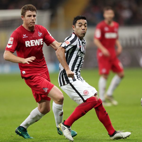 Marco Fabian im Duell mit Dominique Heintz. 