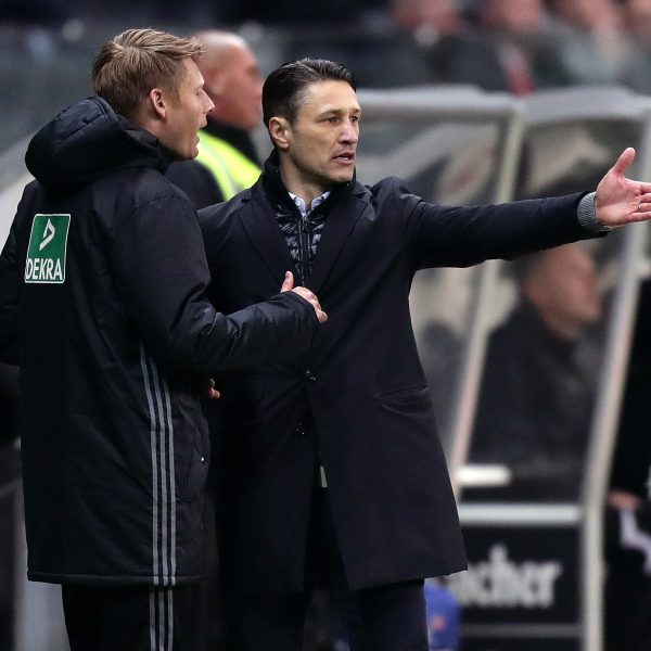 Niko Kovac während des Spiels gegen den 1. FC Köln im Austausch mit dem vierten Offiziellen. 