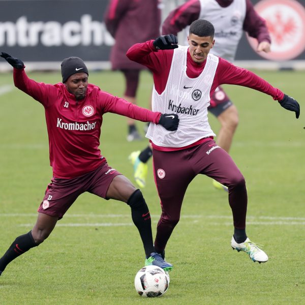 Aymen Barkok, der Niko Kovac im Training überzeugte, hier im Duell mit dem derzeit verletzten Taleb Tawatha.