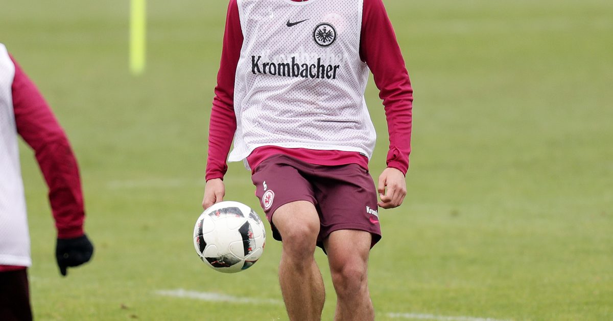 Jesús Vallejo schnürt die Fußballschuhe wohl auch in der Rückrunde für die SGE.