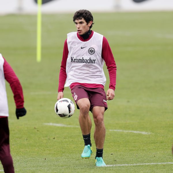 Jesús Vallejo schnürt die Fußballschuhe wohl auch in der Rückrunde für die SGE. 