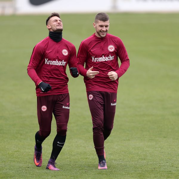 Ante Rebic (rechts) absolviert zwar schon wieder Lauftraining, das Mannschaftstraining kommt aber noch zu früh.