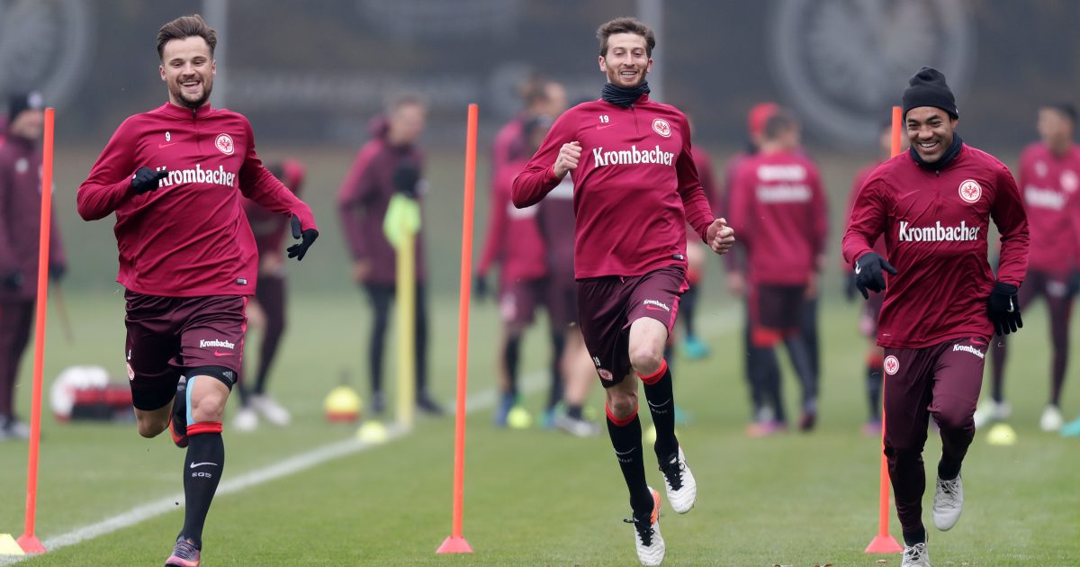 Haris Seferovic (links) soll laut Fredi Bobic auch nächste Saison mit den beiden Südamerikanern David Abraham (Mitte) und Marco Fabián (rechts) für die SGE spielen.