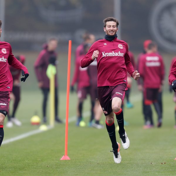 Haris Seferovic (links) soll laut Fredi Bobic auch nächste Saison mit den beiden Südamerikanern David Abraham (Mitte) und Marco Fabián (rechts) für die SGE spielen. 